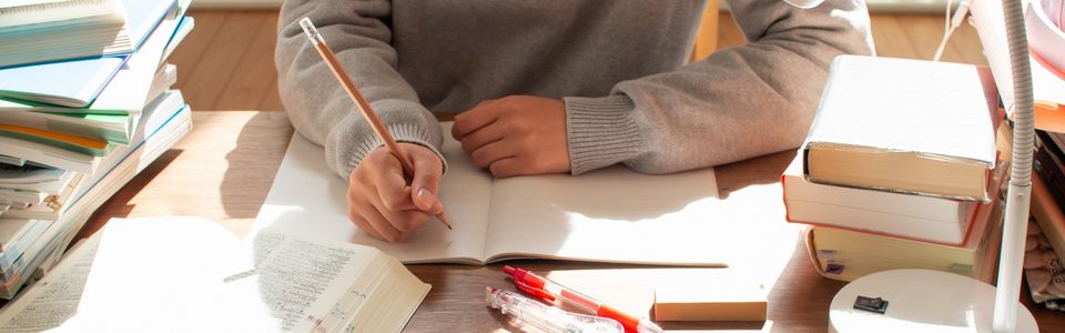 要約や答案構成に取り組む受験生のイメージ