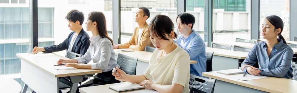 試験に臨む受験生のイメージ