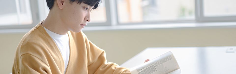 小論文の答案を書く高校生のイメージ